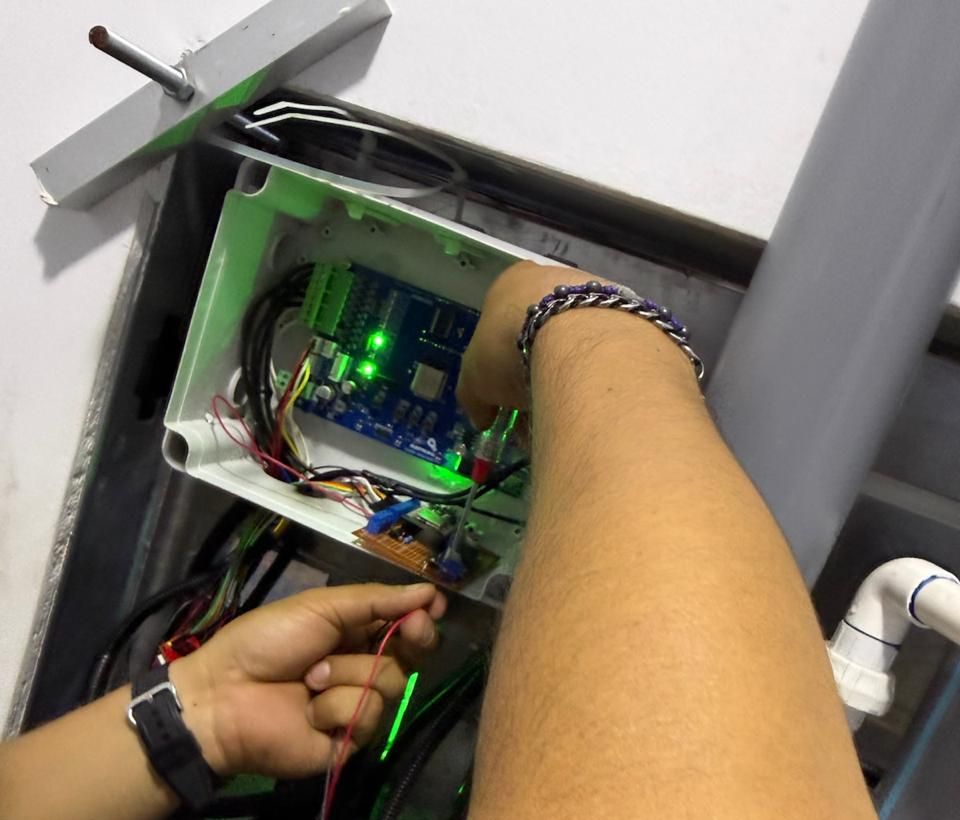Instalación de la placa de control dentro del dispensador