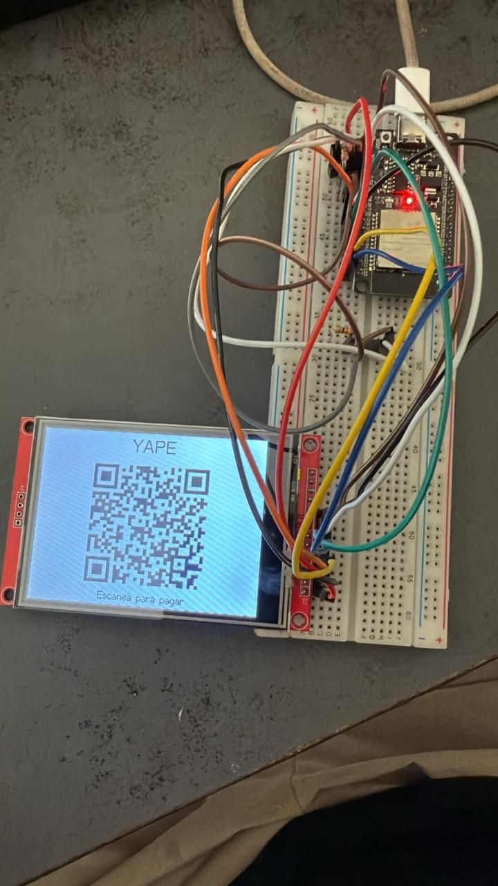 Prototipo del módulo: microcontrolador y pantalla con QR de Yape